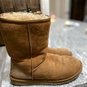 Ugg short boots size 6
